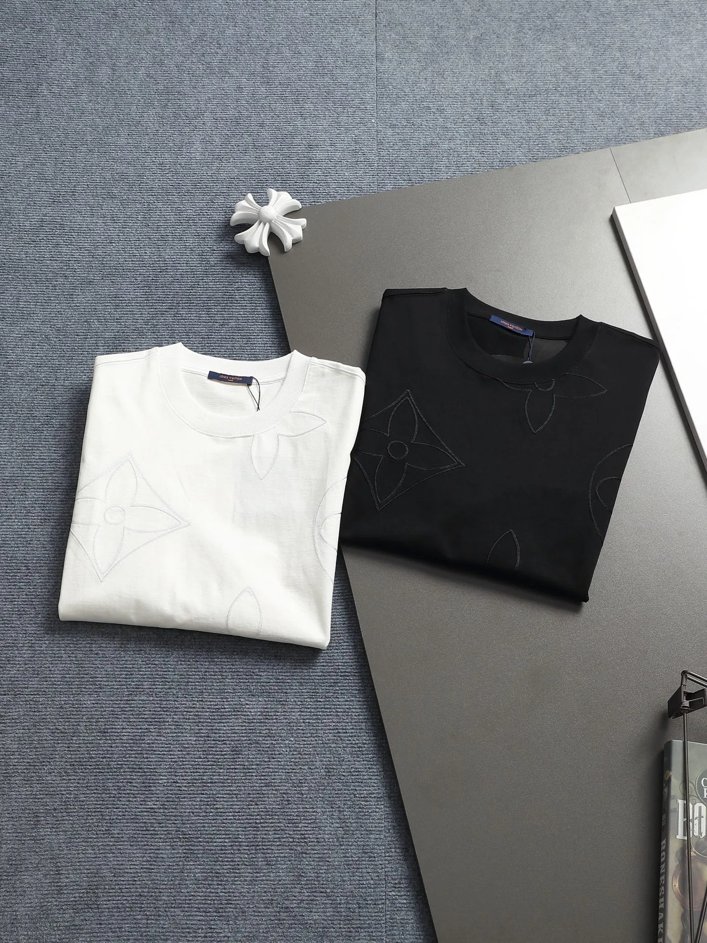 🅿️220 Louis Vuitton/Louis Vuitton The large logo is exquisitely upgraded, inspired by the retro embroidery of the 1980s. The original fabric is the same as the official short-sleeved T-shirt 320 grams. The fabric is dyed in the same vat. It feels very comfortable. The latest brick cabinet synchronization for spring and summer. Fashionable and personalized. Super versatile and good-looking. Very suitable for both men and women. A must-have for everyone. Hang tag. Collar label. Washed wheat. Three labels are complete. Color: black white. Size: S M L XL